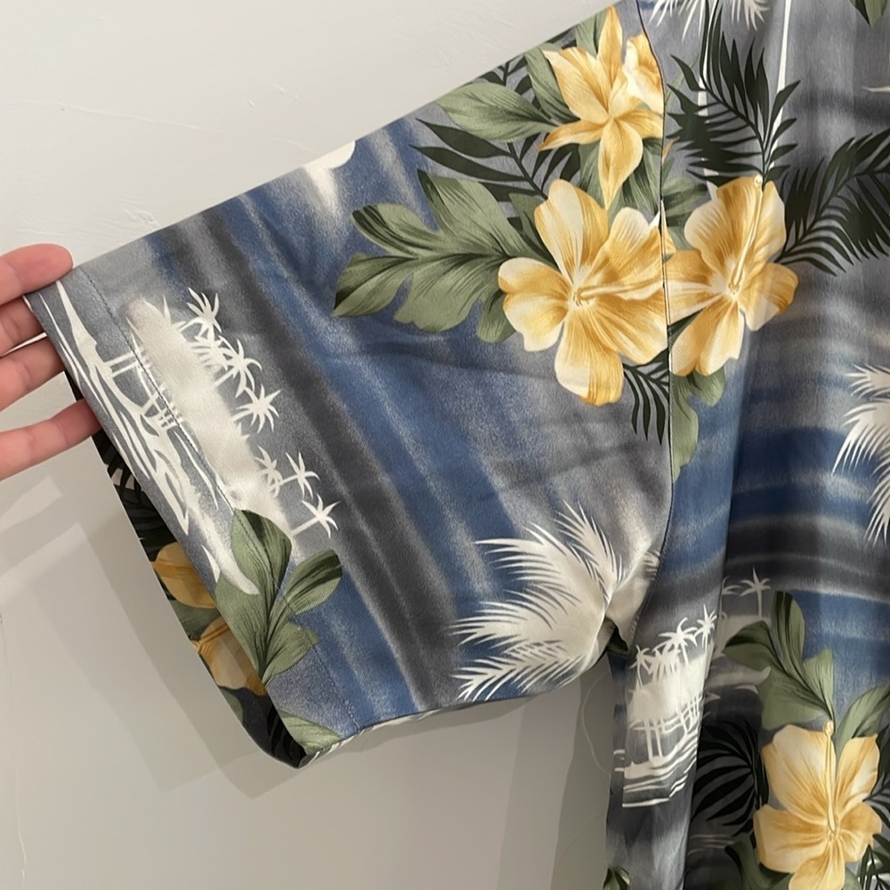 Tommy Bahama Men's Button Up Hawaiian Floral Shirt
100% Silk Size XL - Picture 5 of 13